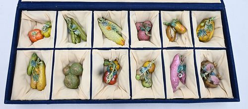 SET OF 12 CHINESE PORCELAIN