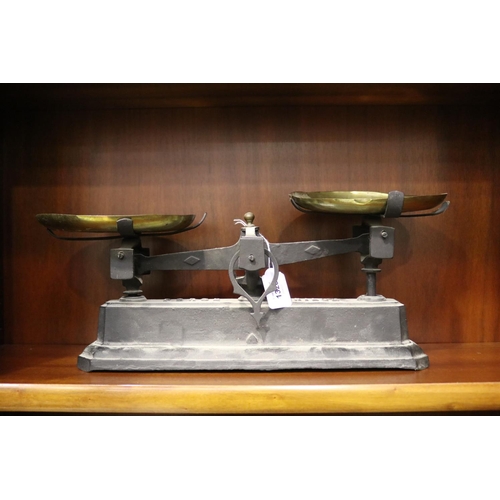 Set of French weighing scales