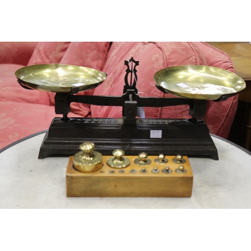 Set of French weighing scales