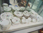 SET OF JAPANESE PORCELAIN DINN