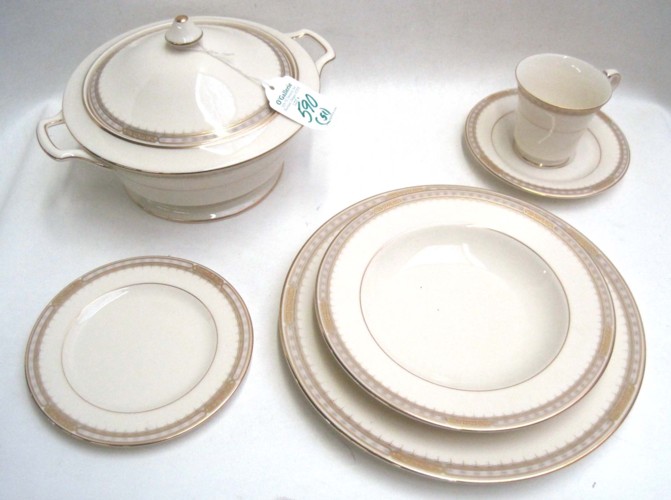 SET OF MIKASA PORCELAIN DINNER WARE