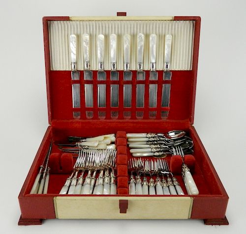 SET OF PEARL HANDLED FLATWARESet of
