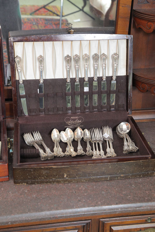 SET OF STERLING SILVER FLATWARE.