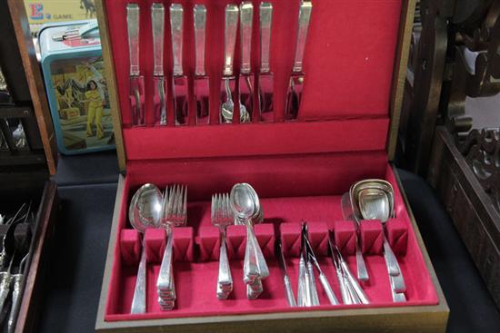 SET OF STERLING SILVER FLATWARE.