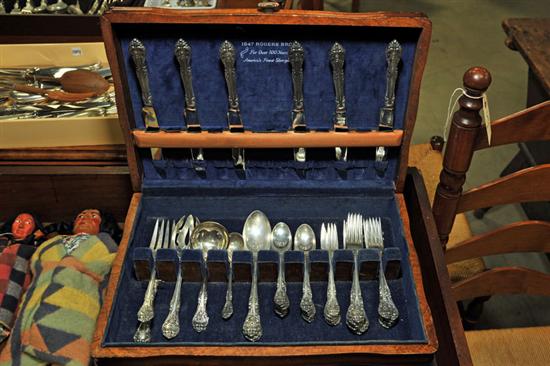 SET OF STERLING SILVER FLATWARE.