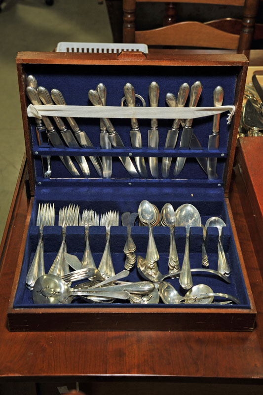 SET OF STERLING SILVER FLATWARE.
