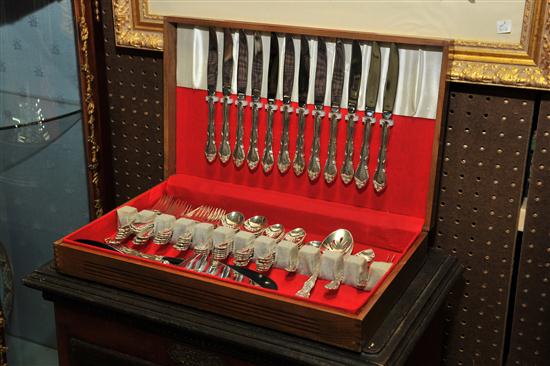 SET OF STERLING SILVER FLATWARE.