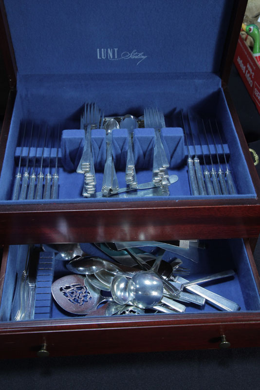SET OF STERLING SILVER FLATWARE.