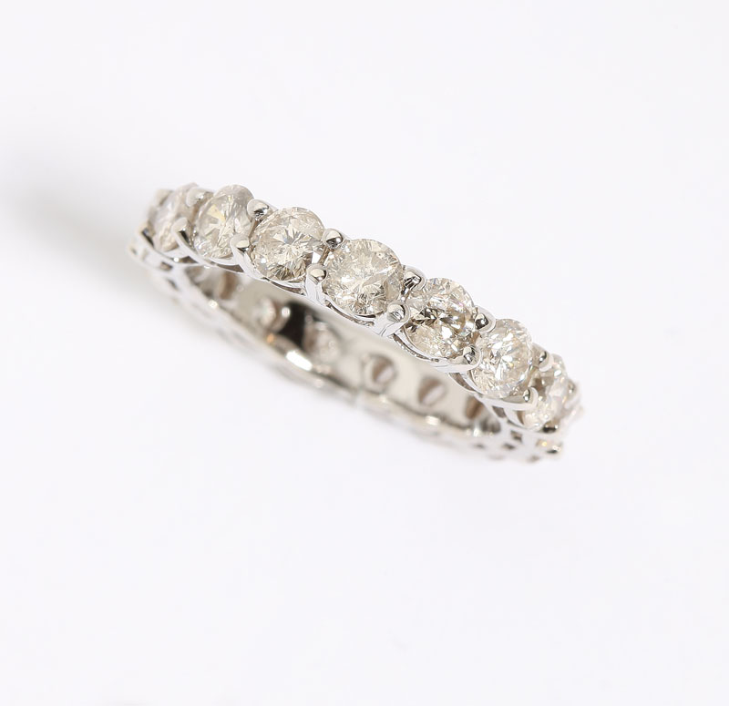 Set with 17 full-cut diamonds
