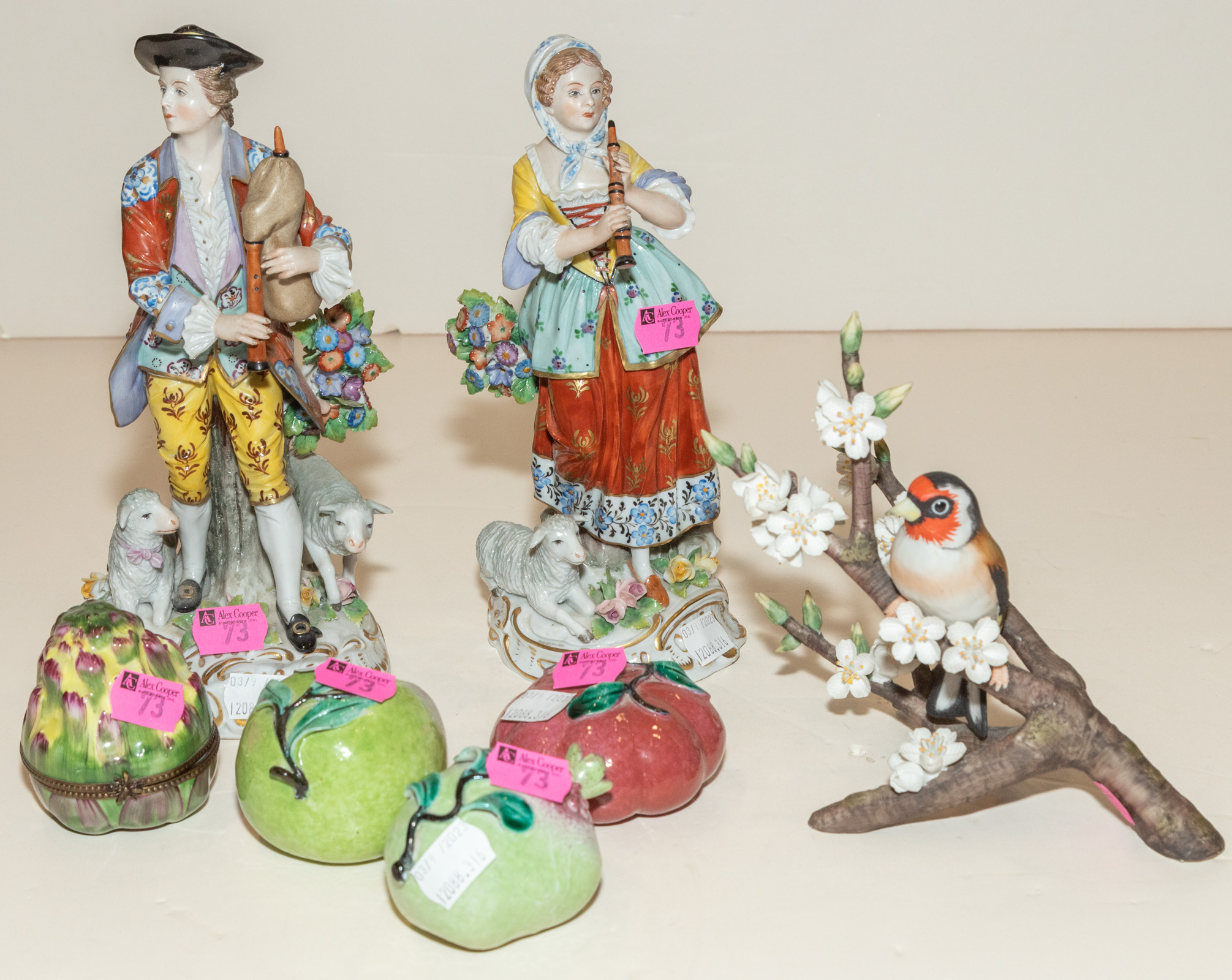 SEVEN ASSORTED CERAMIC ARTICLES