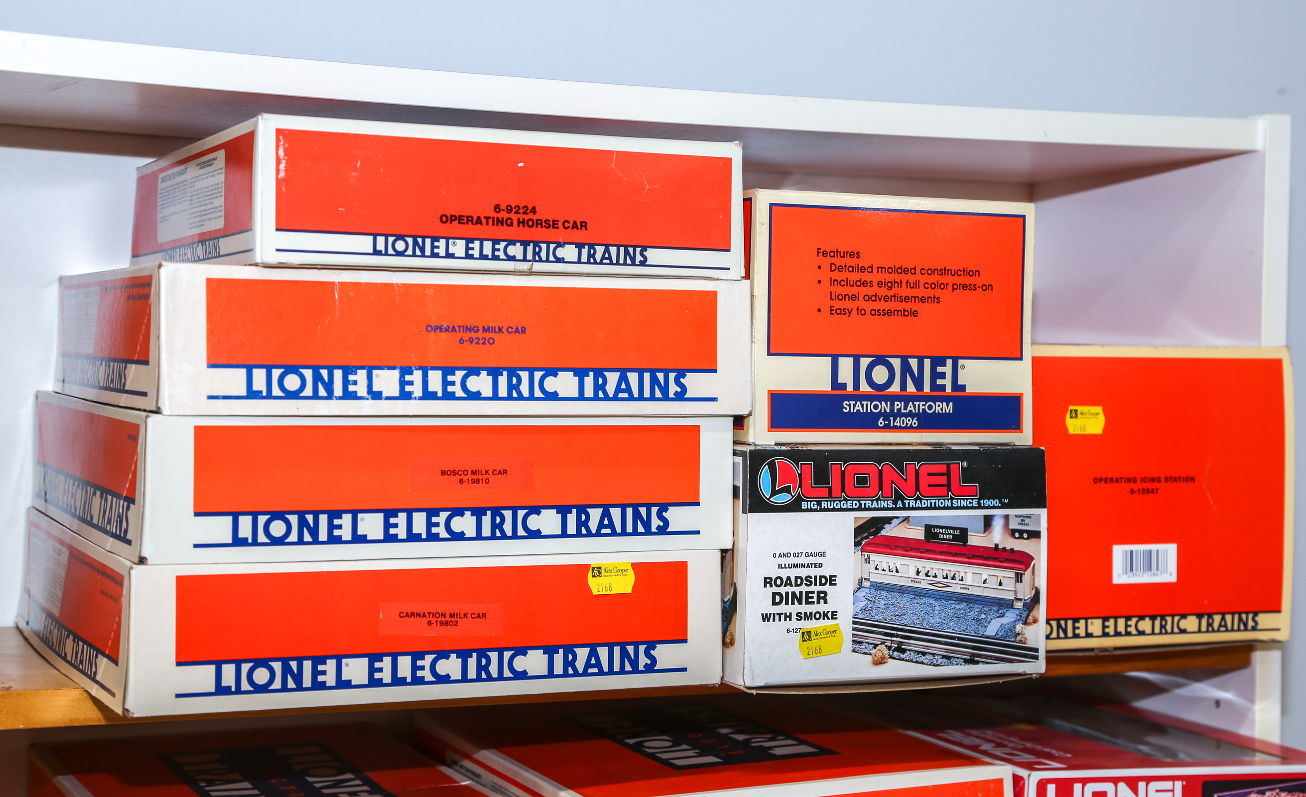 SEVEN LIONEL "O" GAUGE RAILWAY CARS