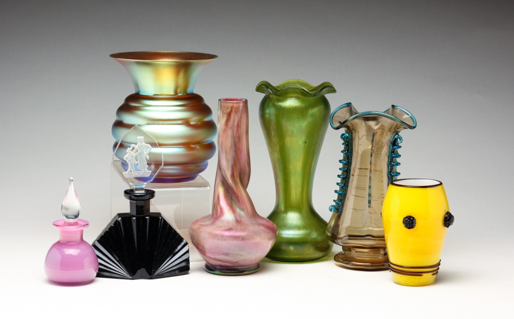 SEVEN PIECES OF ART GLASS.