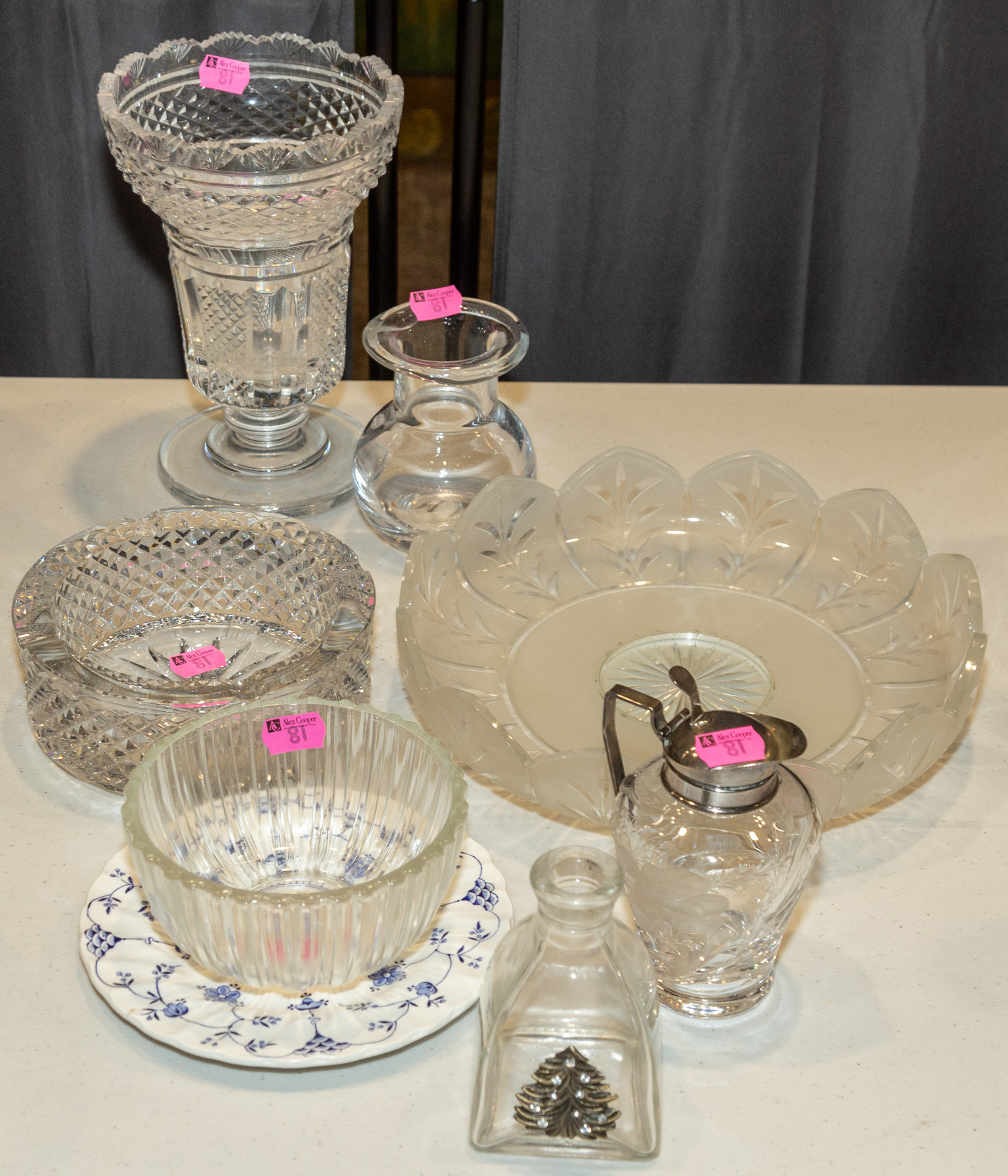 SEVEN PIECES OF ASSORTED GLASS