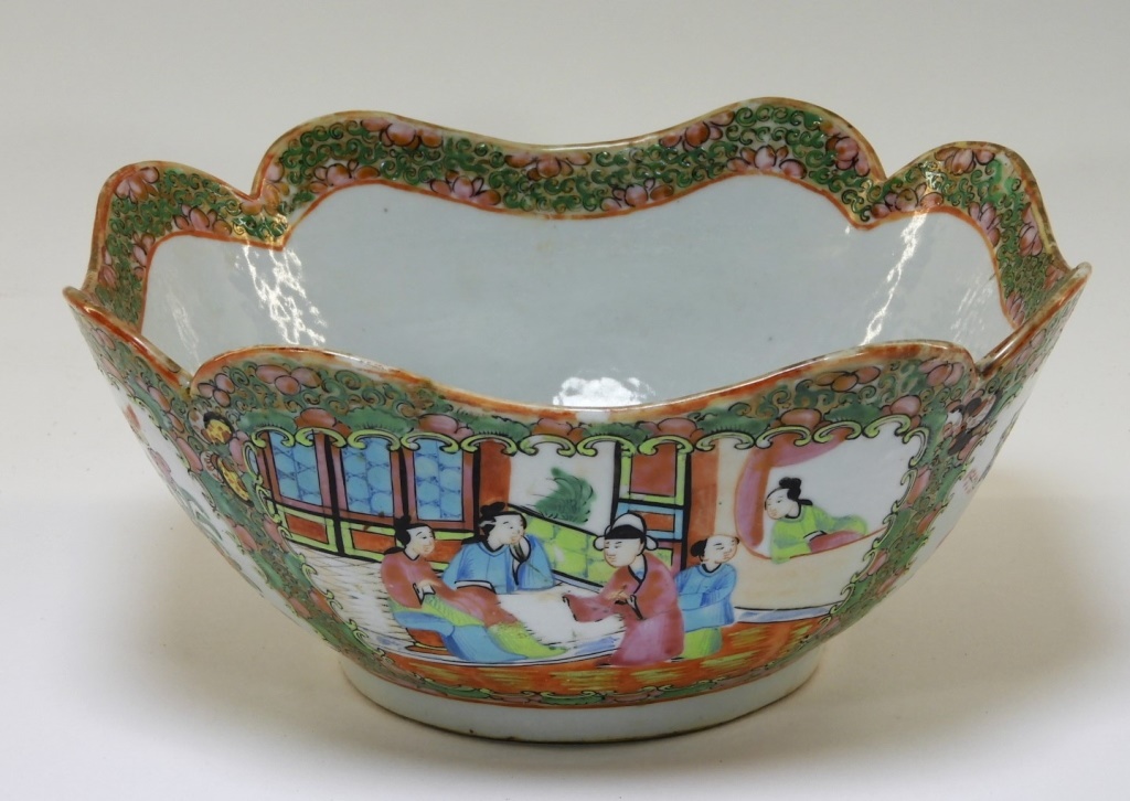 SHAPELY CHINESE ROSE MEDALLION