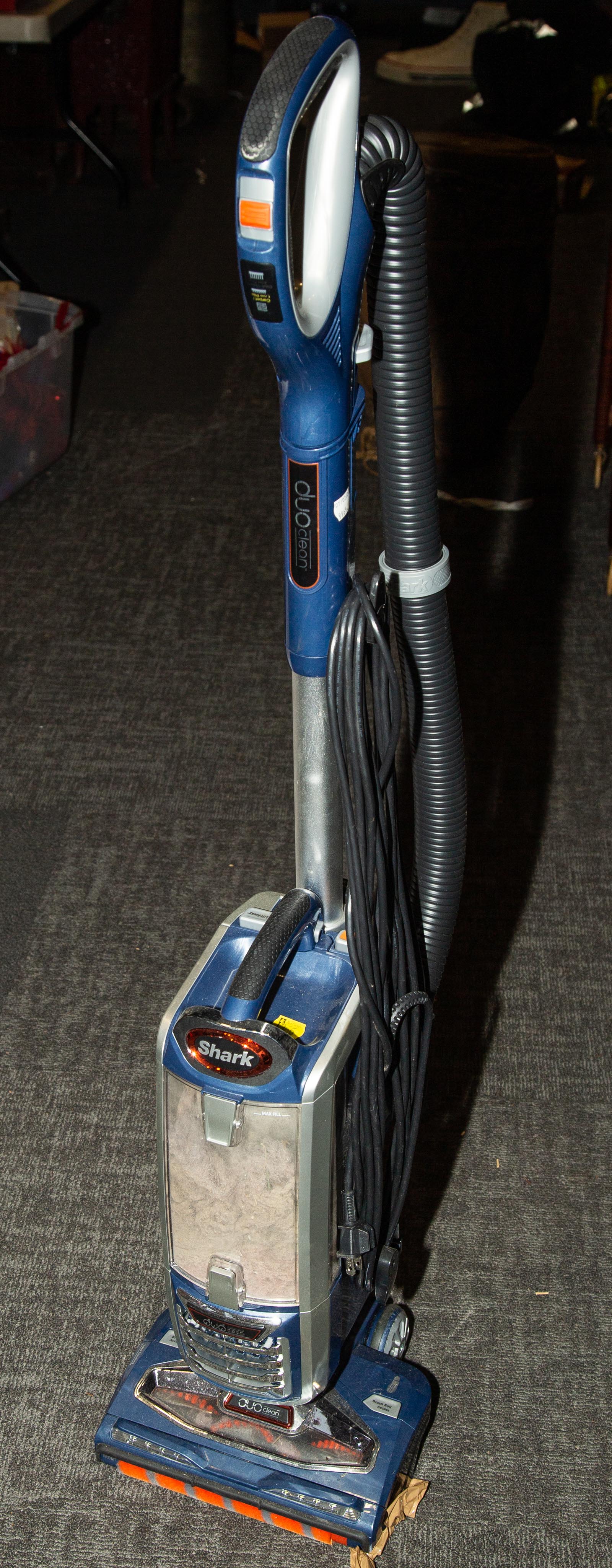 SHARK DUO CLEAN VACUUM .