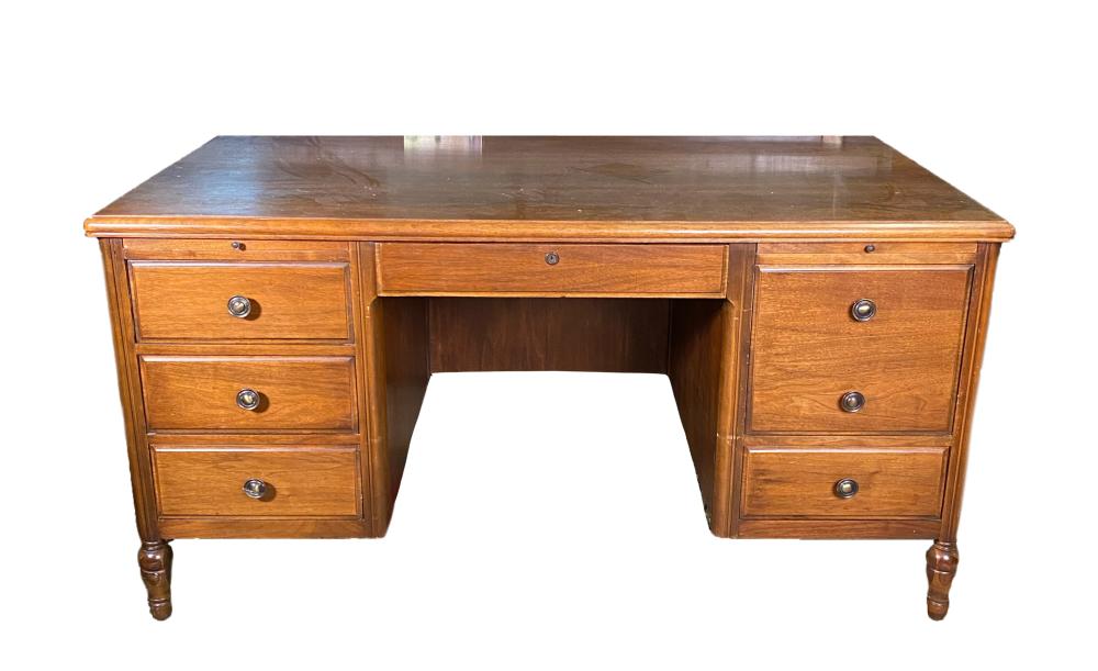 SHELBYVILLE DESK CO. KNEEHOLE