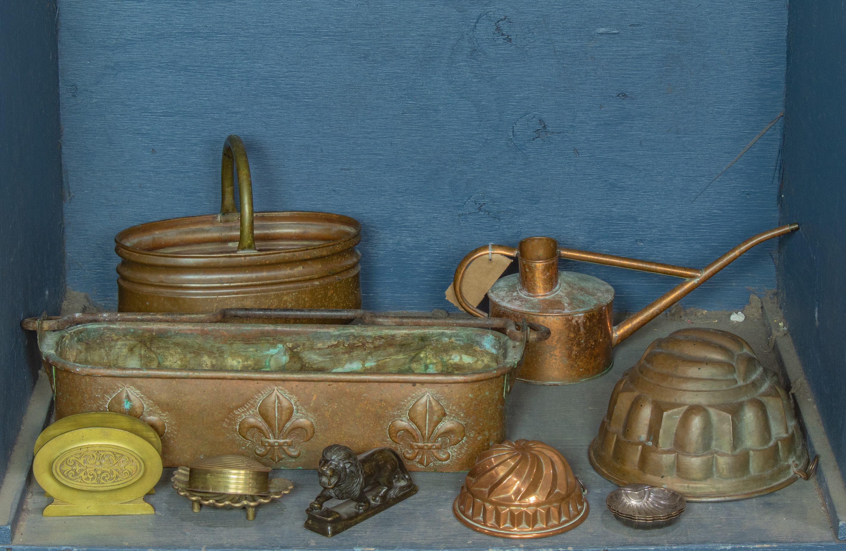 SHELF LOT OF DECORATIVE COPPER