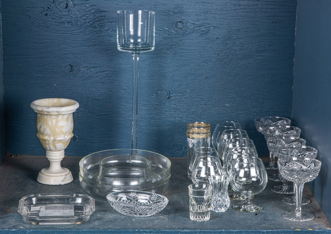 SHELF LOT OF MOSTLY GLASSWARE