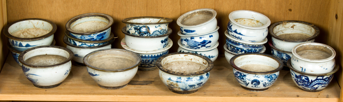 SHELF OF CHINESE BLUE AND WHITE