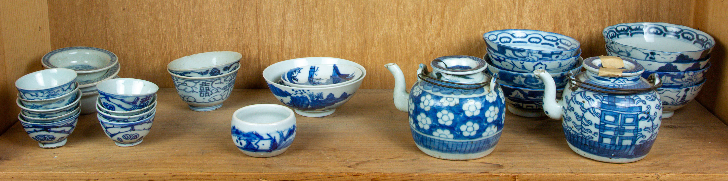 SHELF OF CHINESE BLUE AND WHITE