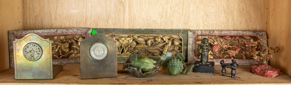 SHELF OF CHINESE DECORATIVE OBJECTS