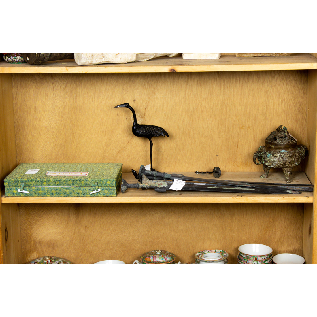 SHELF OF CHINESE DECORATIVE OBJECTS