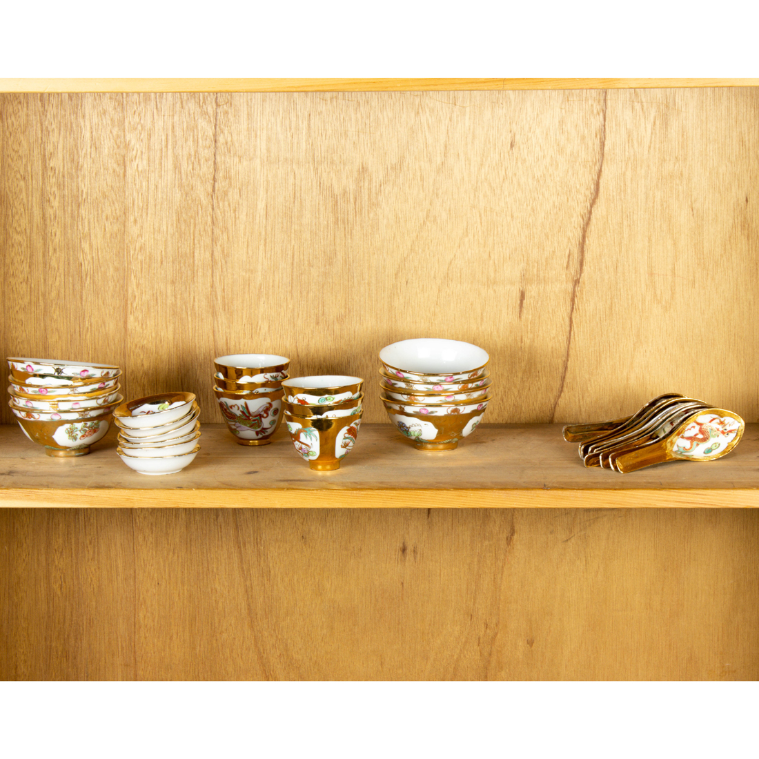 SHELF OF CHINESE FAMILLE ROSE