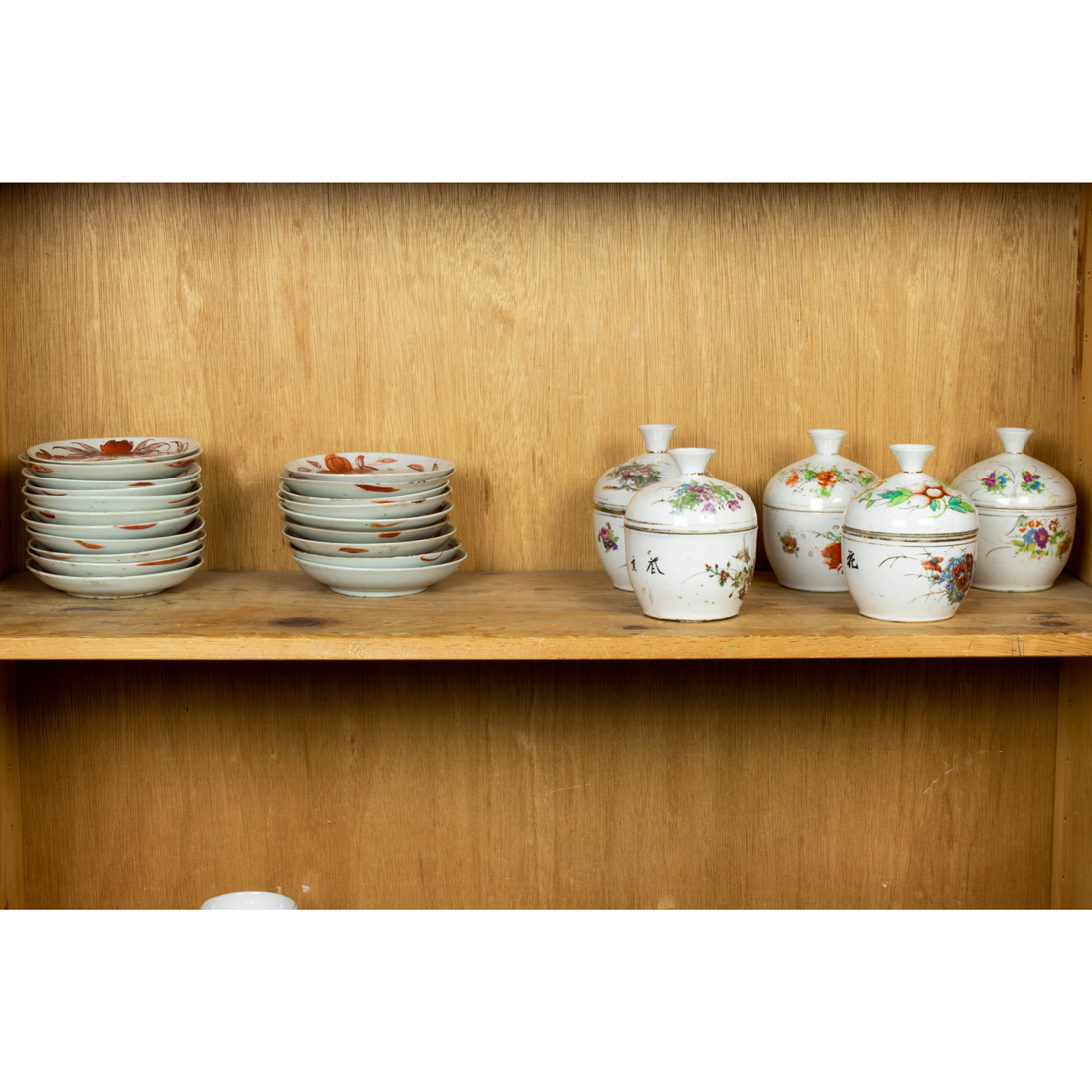 SHELF OF CHINESE FAMILLE ROSE AND
