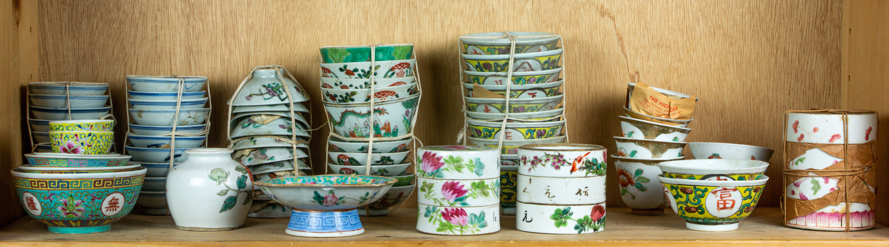 SHELF OF CHINESE FAMILLE ROSE