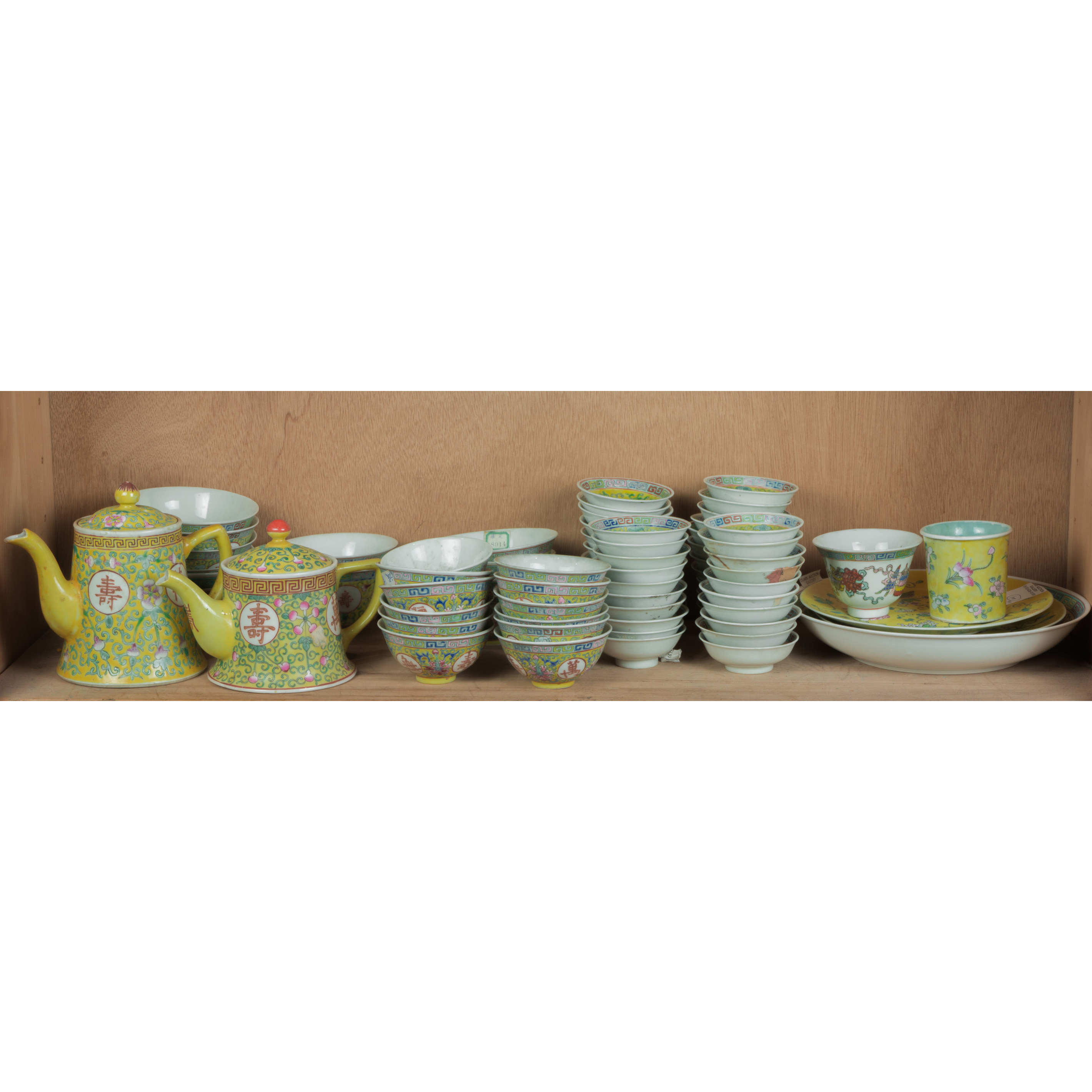 SHELF OF CHINESE FAMILLE ROSE