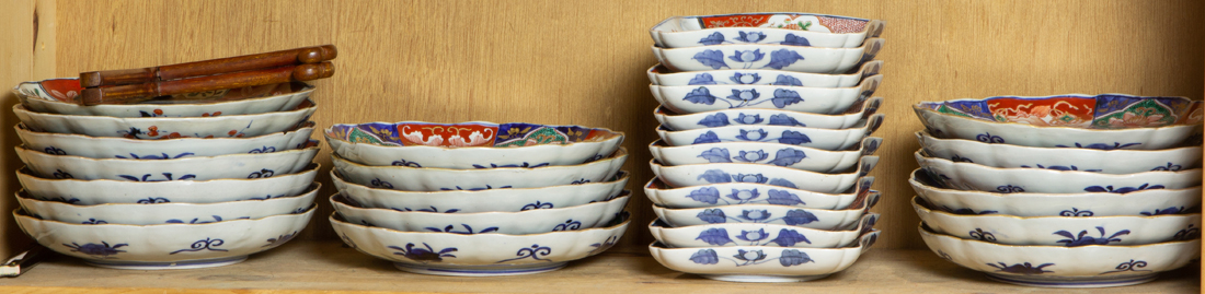 SHELF OF JAPANESE IMARI DISHES