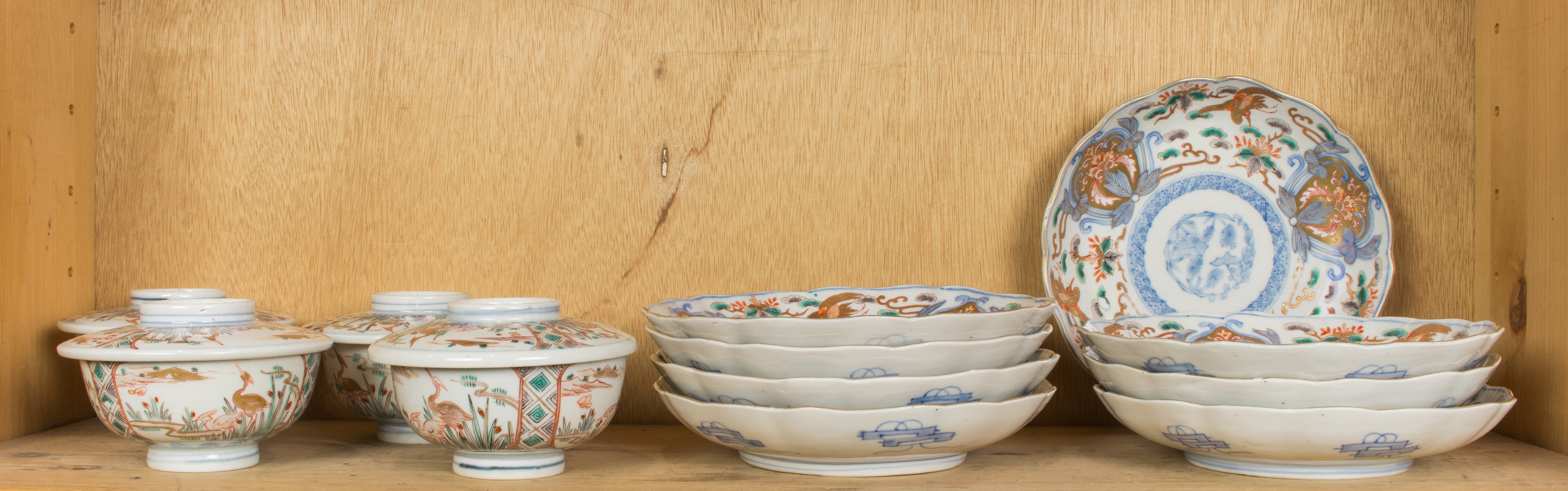SHELF OF JAPANESE IMARI WARE