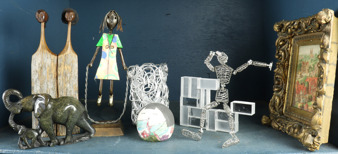 SHELF OF MODERN WOOD OR METAL
