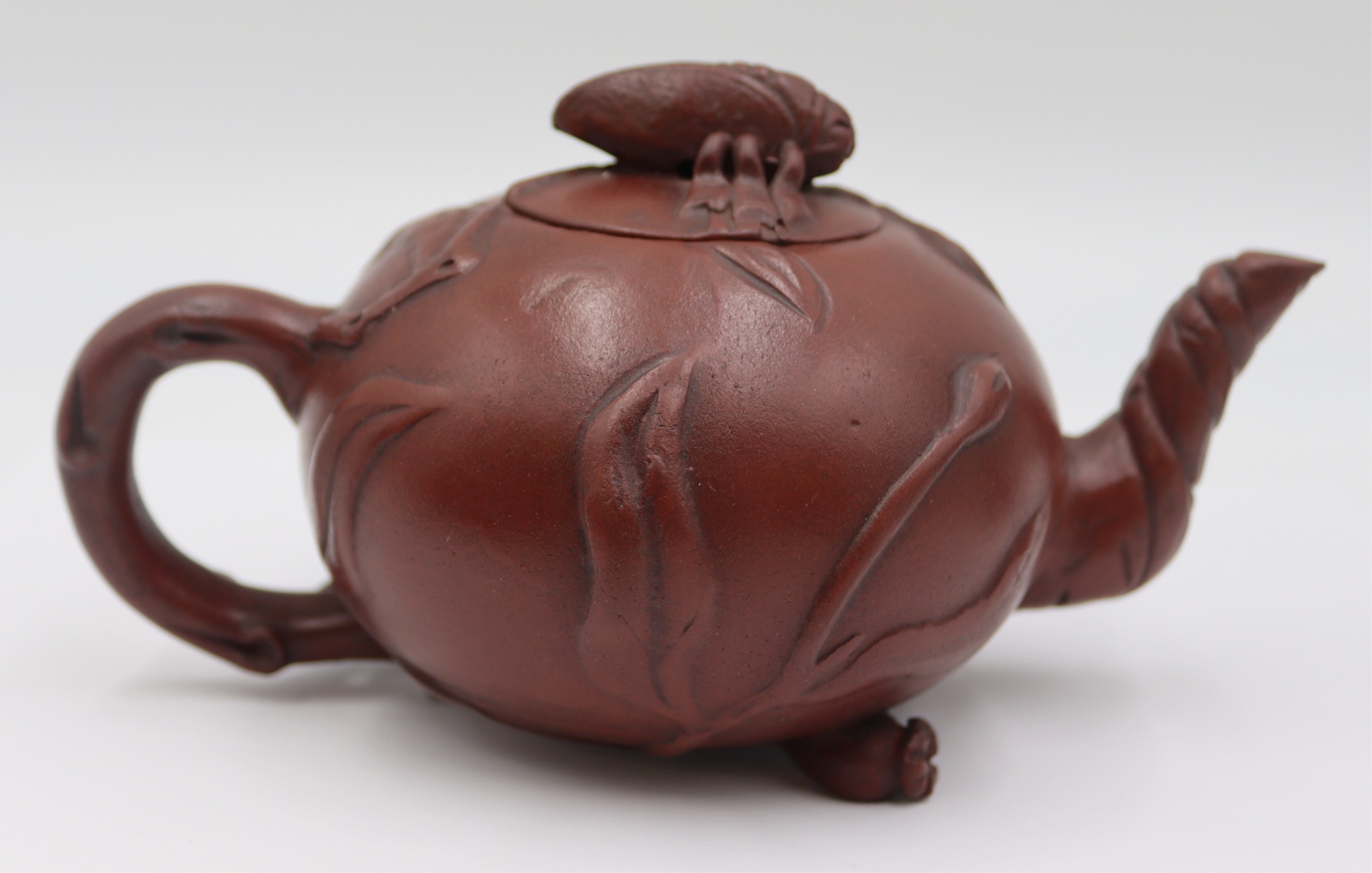 SIGNED CHINESE YIXING TEAPOT.