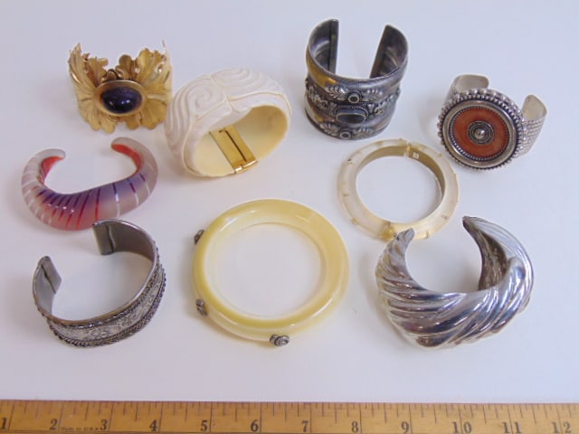 SIGNED DESIGNER JEWELRY STATEMENT
