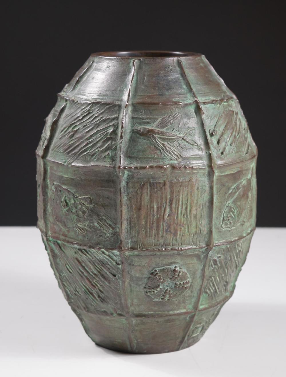 SIGNED JAPANESE BRONZE VASESIGNED