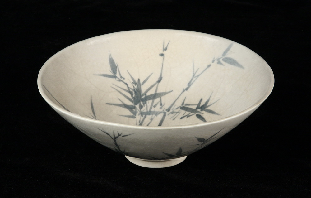 SIGNED JAPANESE PORCELAIN BOWL -