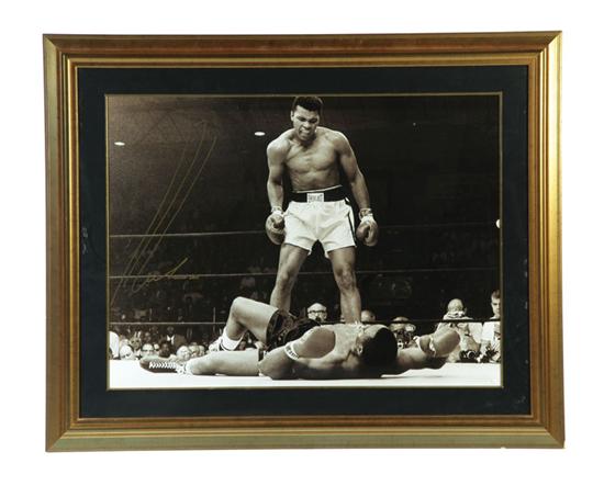 SIGNED MUHAMMAD ALI PHOTOGRAPH.
