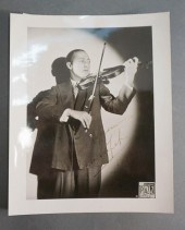 SIGNED PHOTOGRAPH OF JASCHA HE