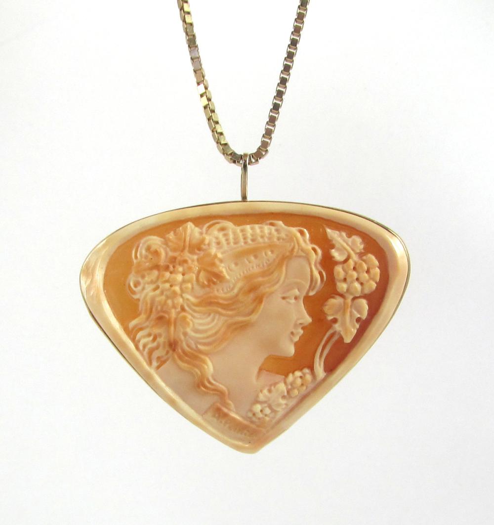 SIGNED PORTRAIT CAMEO AND
