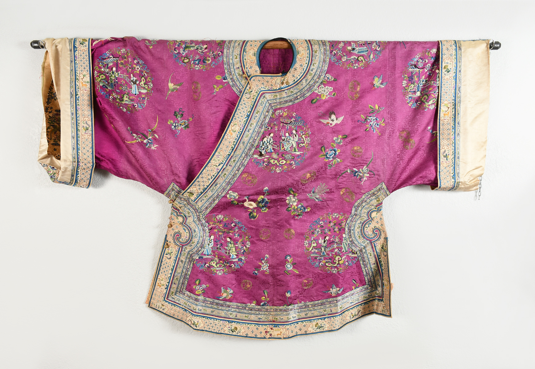 SILK CHINESE FIGURAL ROBE: