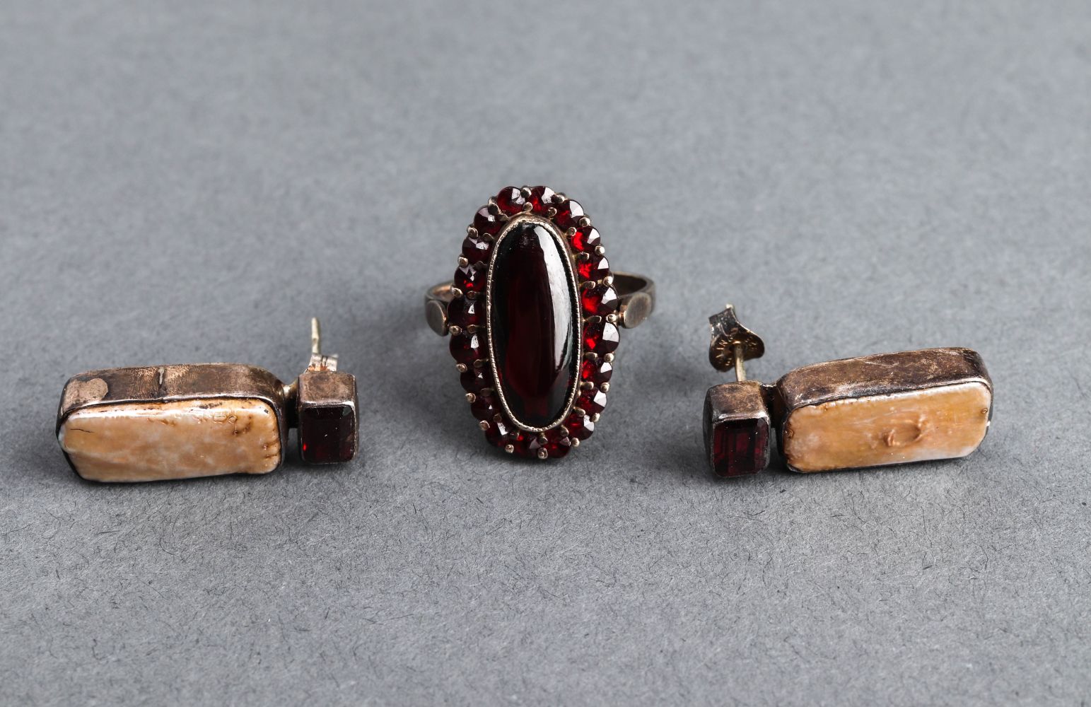 SILVER GARNET & PEARL RING &