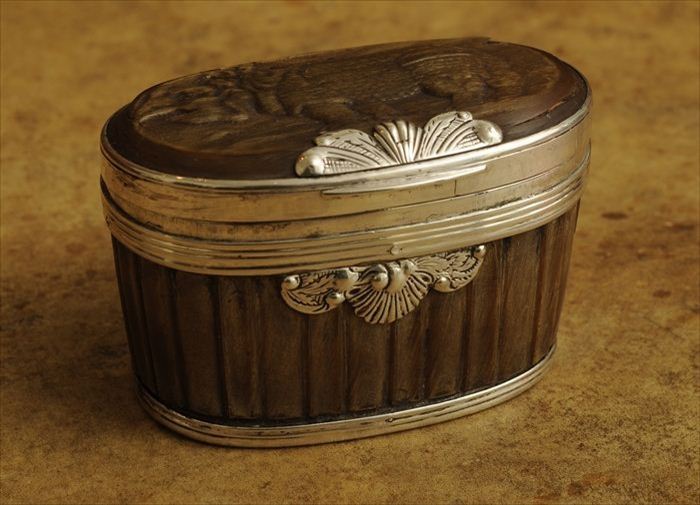 SILVER-MOUNTED HORN SNUFF BOX