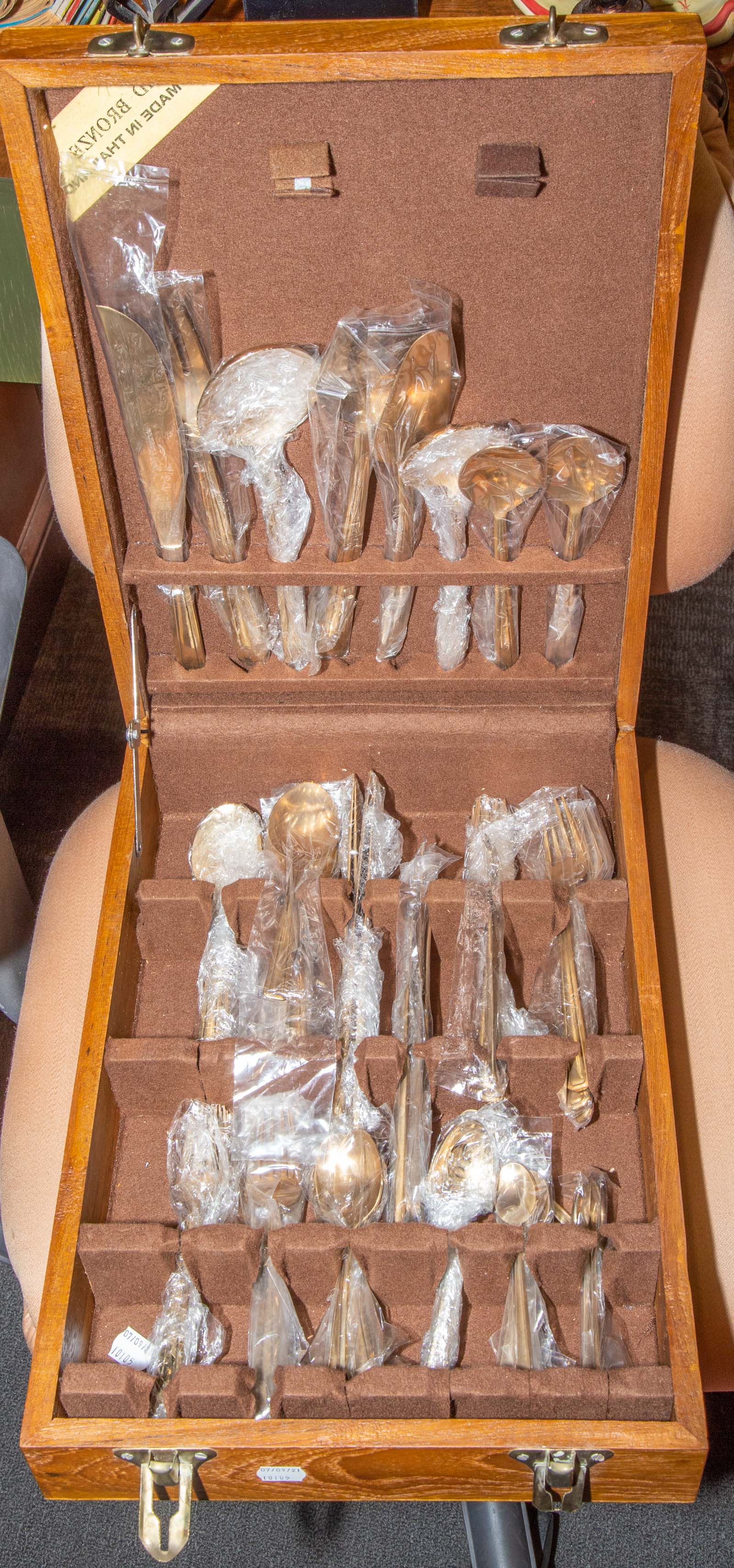 SILVER PLATED FLATWARE SET IN