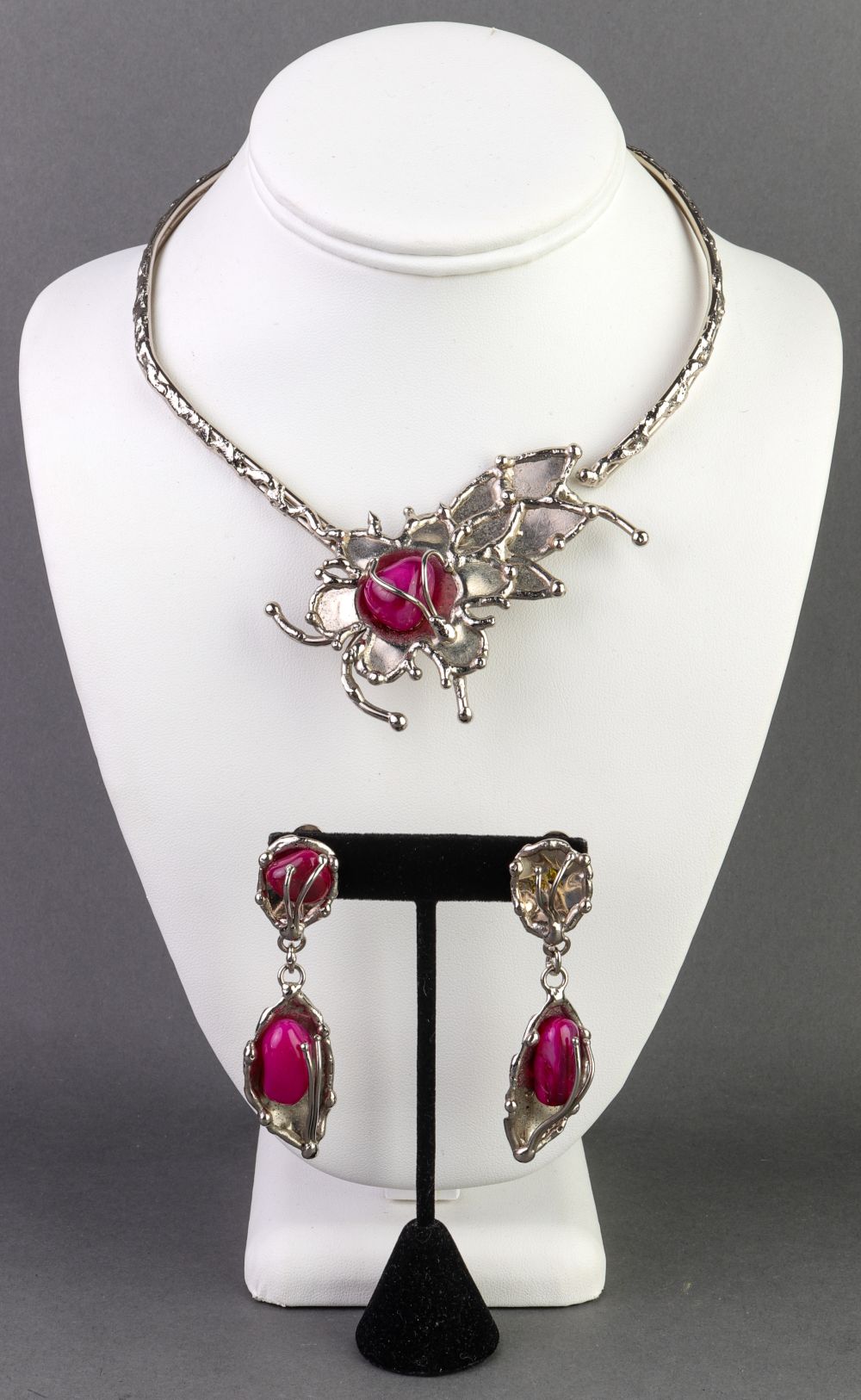 SILVER-TONE AGATE TORQUE NECKLACE &