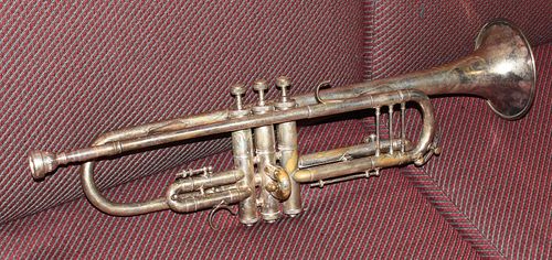SILVERED TRUMPET WITH MOUTH