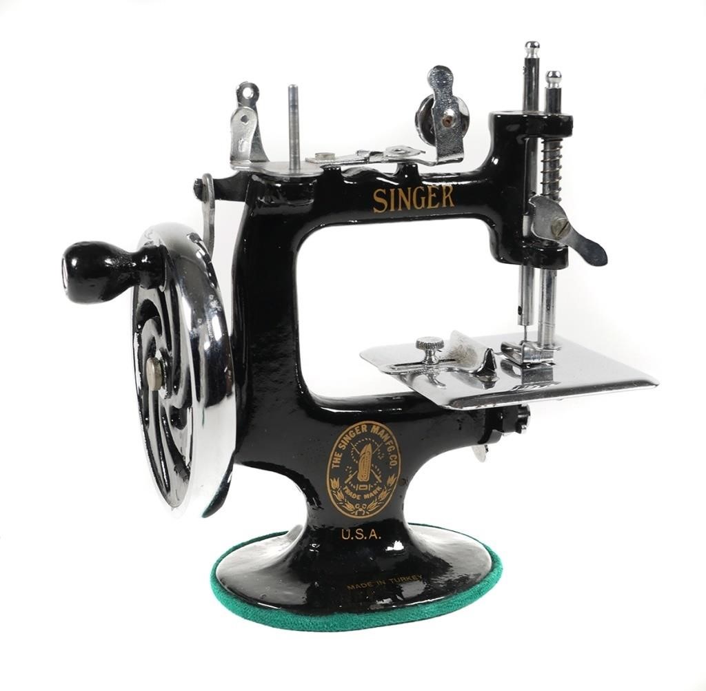 SINGER CHILD'S SEWING MACHINE