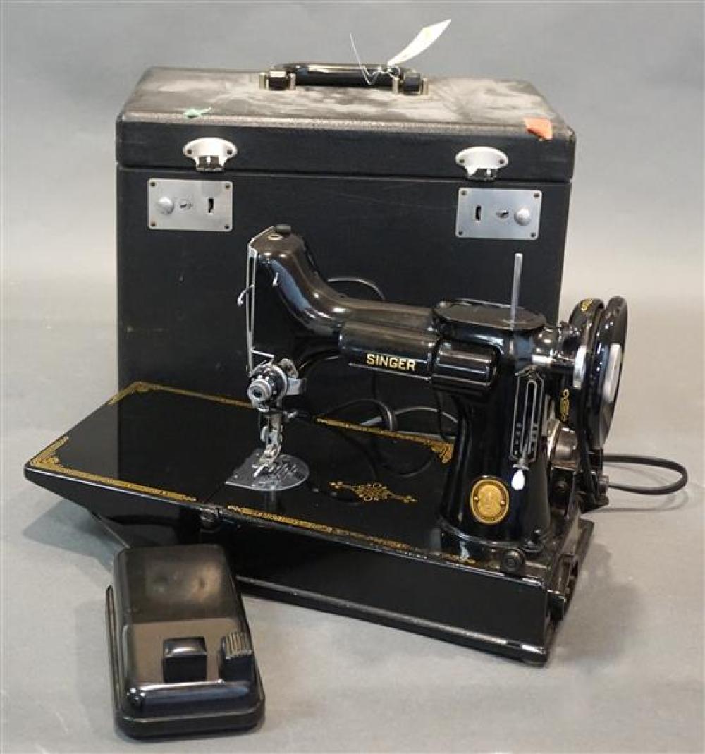 SINGER FEATHERWEIGHT PORTABLE