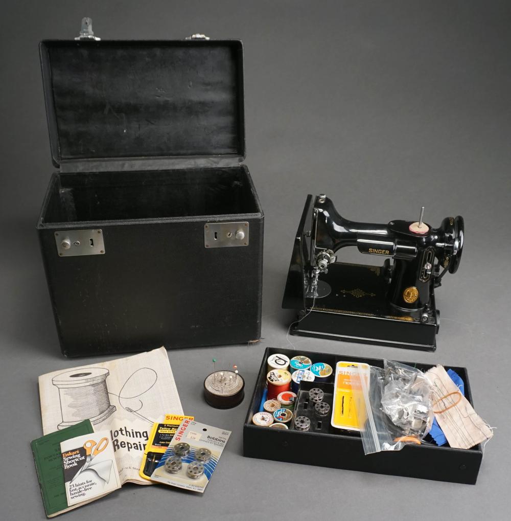 SINGER FEATHERWEIGHT SEWING MACHINE