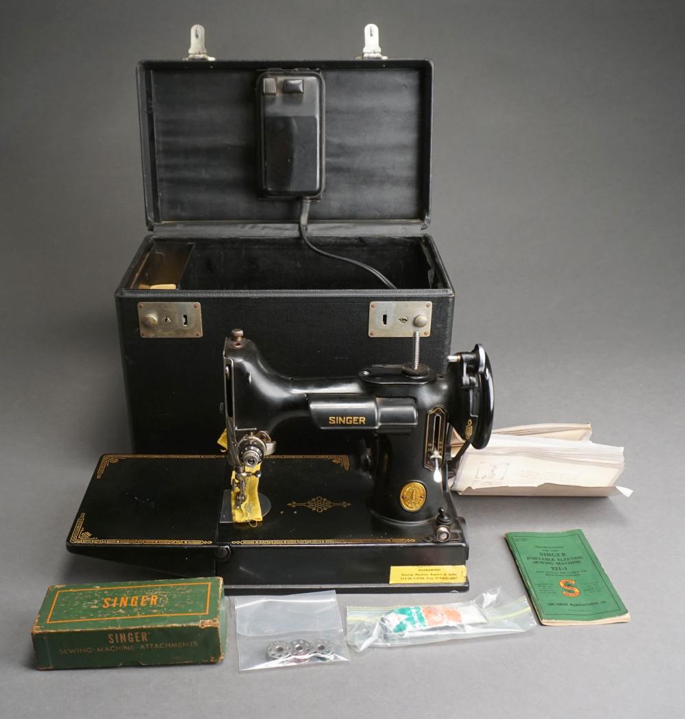 SINGER FEATHERWEIGHT SEWING MACHINE